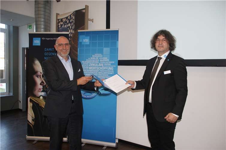 Vorsitzende Dr. Thomas Kinsky (re) gratulierte Dipl.-Ing. (FH) Christian Frewer.Foto: VDI