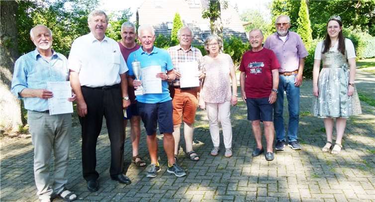 Vorsitzende Elke Heiß (4. v. rechts) präsentiert mit Stadtbürgermeister Walter Schmitz die Sieger mit einigen Teilnehmern des Turniers. Foto: Ulli Burkholz