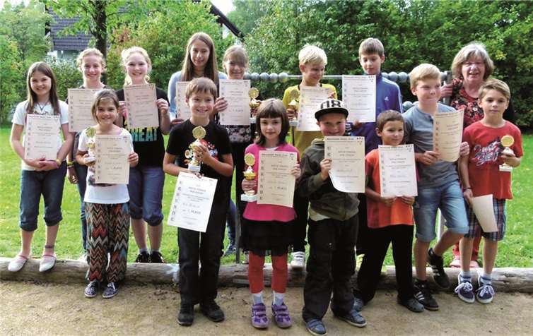 Vorsitzende Elke Heiß (hinten rechts) präsentiert die Teilnehmer des Brauhecker Jugend-Bouleturniers mit der Siegern Felix Ferdinand und Viktoria Hammes (vorne in d. Mitte mit Pokal) Privat