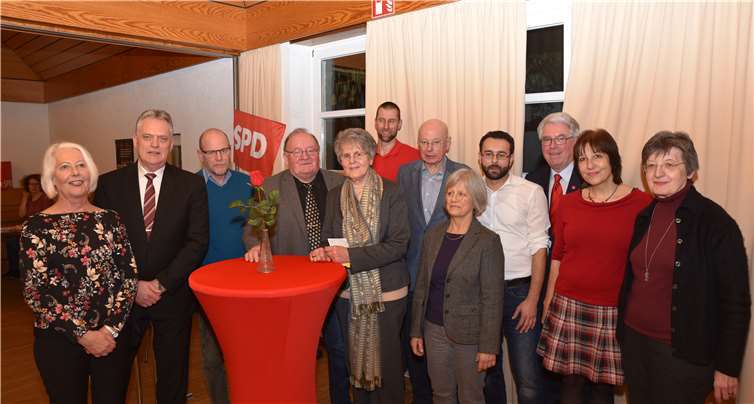 Vorsitzende Gabi Laschet-Einig (2. v. r.) freute sich, beim diesjährigen Neujahrsempfang der SPD Lahnstein Dr. Lea Ackermann (5. v. l.) als Gast begrüßen zu dürfen.  privat