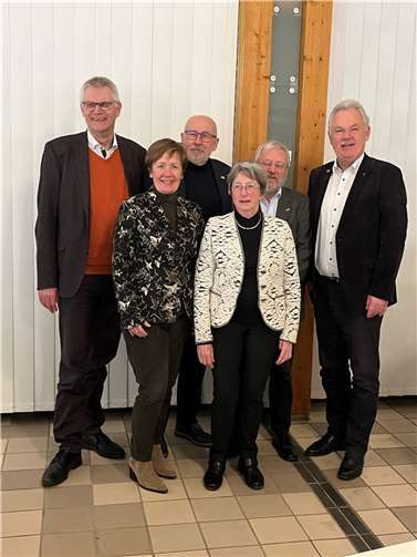 Vorsitzende Hedwig Schmitt-Wojcik neben zahlreichen Mitgliedern auch den Bürgermeister der Stadt Rheinbach, Ludger Banken, im Ratssaal des Himmeroder Hofes begrüßen. Auch die Vorsitzenden der vier anderen Rheinbacher Partnerschaftsvereine waren der Einladung gefolgt: Ute Krupp (Deinze), Joachim Weiß (Sevenoaks), Walter Erlenbach (Kamenický Šenov / Steinschönau) und Stefan Raetz (Douamont-Vaux / Partnerschaft des Friedens). Foto: privat