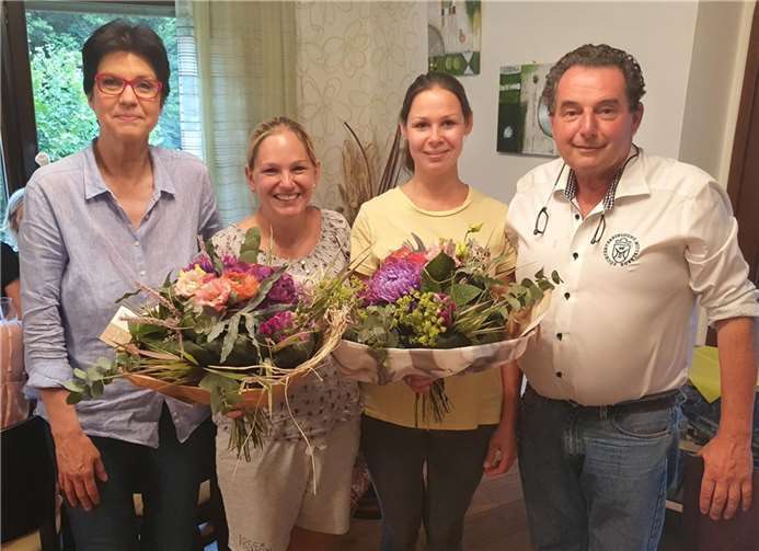 Vorsitzende Jutta Spies (links) und Helmut Ewenz verabschiedeten Benigna von der Osten-Sacken (2.v.l) und Lisa Frey aus ihren Ämtern.  Foto: Uwe Lederer