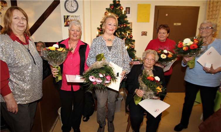 Vorsitzende Marion Klein (v. l.) ehrte die langjährigen Mitglieder Bärbel Müller, Rita Härtling, Johanna Hammes, Hedwig Mühlhöfer und Helene Scher. privat