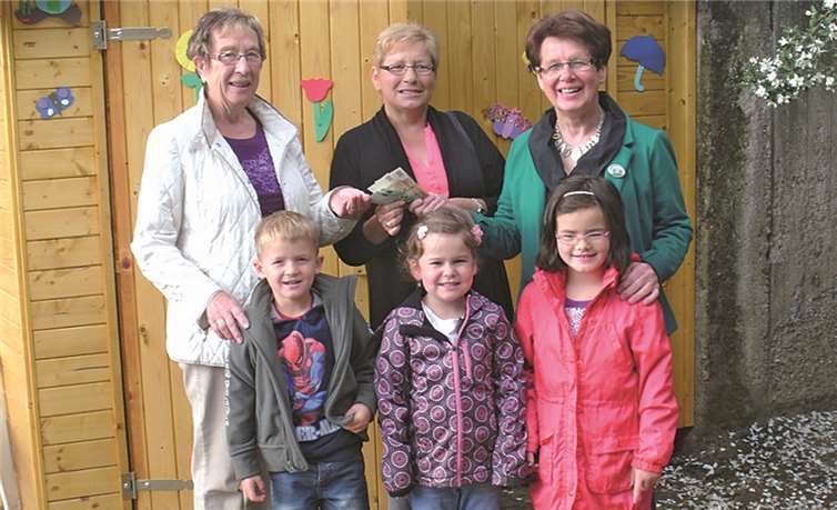 Vorsitzende Monika Buckstegge, gemeinsam mit Ria Schmitz, überreichte Ria Schmitz, Küchenchefin im Harterscheid, 350 Euro.Privat