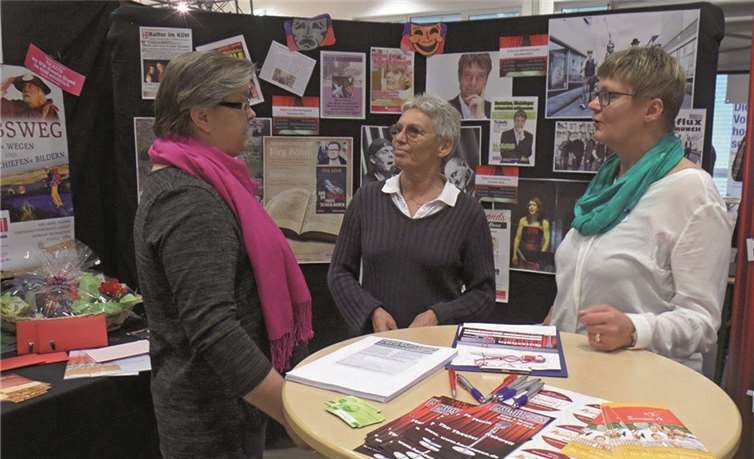 Vorsitzende Rita Dominack-Rumpf (re.). und Mitarbeiterin Marga Zemmrich (li.) stellten den Besucherinnen und Besuchern das Programm von „Kultur im KDH“ vor.