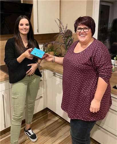 Vorsitzende Uli Burchards (re.) dankt Tessa Gilles. Fotos: privat