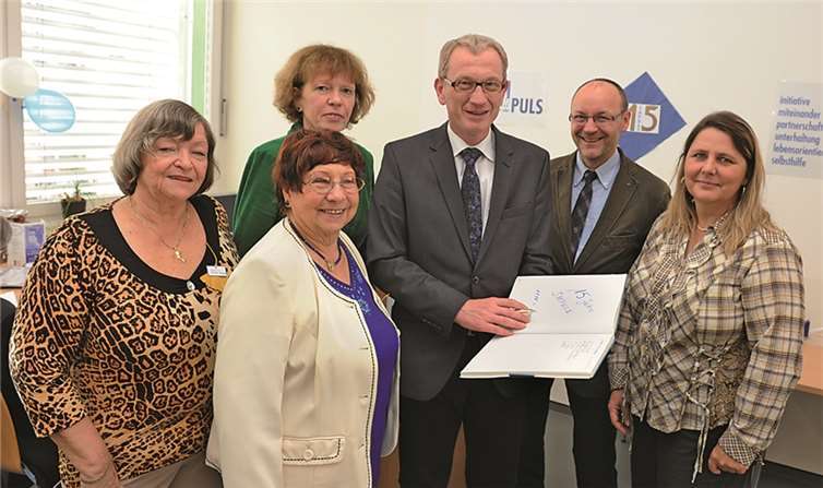 IMPULS-Gruppe hilft, neue Kontakte zu knüpfen Vorsitzende Ursula Hardt (2.v.l.) und Bürgermeister Guido Orthen tragen sich ins Kondolenzbuch ein. FIX