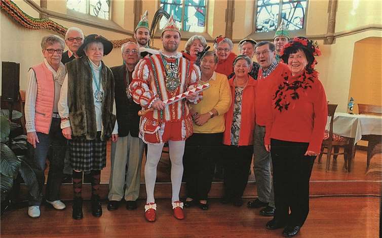 Vorsitzende Ursula Schoenlen begrüßt Prinz Tobi I. und seine Adjudanten. privat
