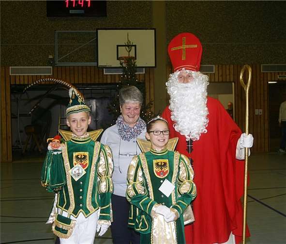 Vorsitzende Waltraut Thormann stellte das Kinderprinzenpaar vor.RÜ