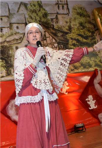 Vorsitzende des Damenkomitees, Gerlinde Bois stieg als „Tante Paula“ als erste in die Bütt.