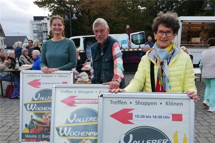 Vorsitzende des VVV Anita Herr, Initiator des Wochenmarktes Norbert Scheidweiler, aktuelle Marktmeisterin Judith Becher. Foto: VVV