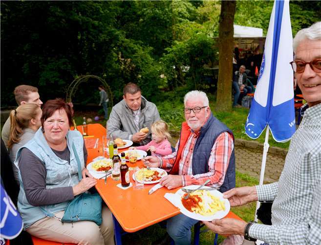 Vorsitzenden Karl-Heinz Conradt bewirtete die Gästebeim Frühlingsfest an der Adenbachhütte. Fotos: -KG-