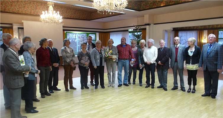 Vorsitzenden Uschi Mahlert (2.v.r.) ehrte auf der Jahresabschlussfeier verdiente Mitglieder, in der Mitte (mit Blumengesteck) Inge Meurer für 25-jährige Zugehörigkeit zum Eifelverein Koblenz. G. Küchenhofen