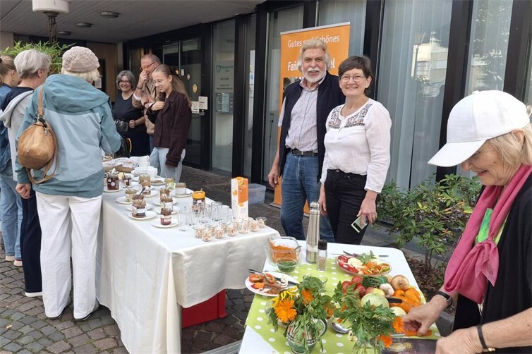 Vorsitzender A.-Peter Gillrath und stellv. Vorsitzende Annette Förster freuten sich, wie schnell die Plätze beim fairen Bürgerfrühstück besetzt waren. Das Angebot umfasste neben Kaffee und Säften viele leckere Brotaufstriche aus dem Angebot des Weltladens sowie eine breite Produktpalette der SoLaWi Katringer Grünzeug.