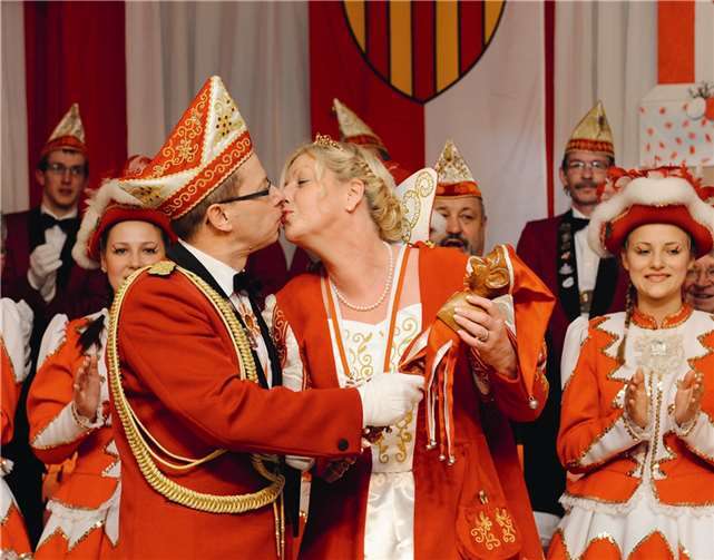 Vorsitzender Achim Assenmacher bützt die neue Prinzessin Beate und überreicht ihr die Insignien. Eine überaus angenehme Aufgabe, wie man sehen kann.