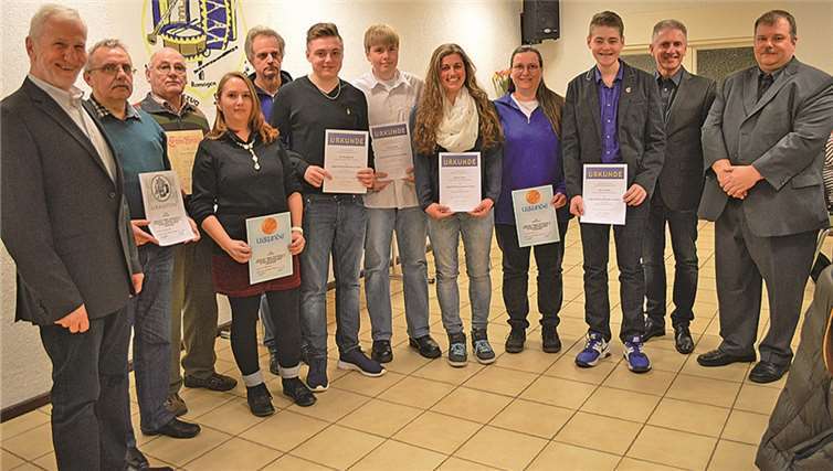 Vorsitzender Adi Görres (l.) und Kreismusikverbandsvorsitzender Christoph Schnittker (r.) ehrten Mitglieder des Spielmannszuges Rheinklänge für langjährige Mitgliedschaft.AB