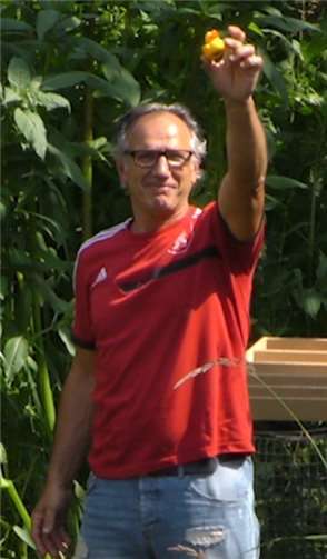 Vorsitzender Alfons Schmitt präsentiert stolz die Gewinner-Ente.