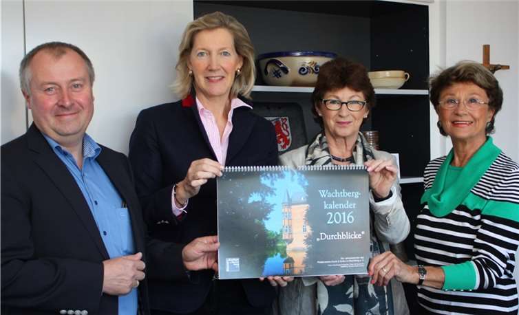 Vorsitzender Alfred Schneider, stellvertretende Vorsitzende Gabriela Freifrau von Loë und Geschäftsführerin Christa von Düsterlho überreichten der Wachtberger Bürgermeisterin den Kalender für 2016. privat