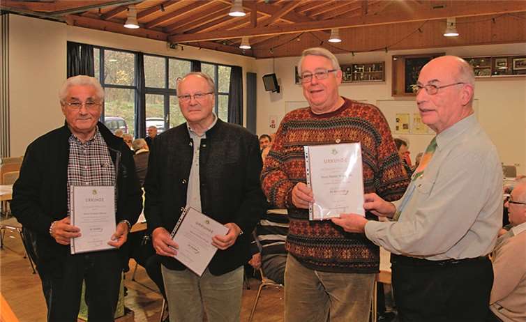 Vorsitzender Alois Hoffmann (r.) ehrte für langjährige Mitgliedschaft in den Ortsvereinen (v.l.): Hermann Berens (25 Jahre), Herbert Pauly (25 Jahre) und Martin Wohlleben (15 Jahre).