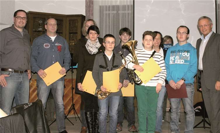 Vorsitzender Andreas Dasbach, Alexander Kunz, Nadine Mies, Jessica Müller, Anton Buhr, Tobias Adams, Max Dasbach, Silvia Becker, Matthias Jansson und Kreisvorsitzender Achim Hallerbach.privat