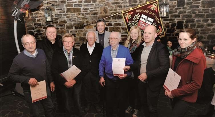 Vorsitzender Arno Heuser ehrteJosef Hilberath für seine 85-jährige Mitgliedschaft im TuS Ahrweiler. FIX