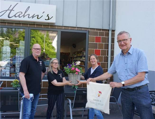 Vorsitzender Bernd Schemmer und Fraktionsvorsitzende Karin Küsel wünschen den Eheleuten Hahn viel Erfolg.Foto: privat