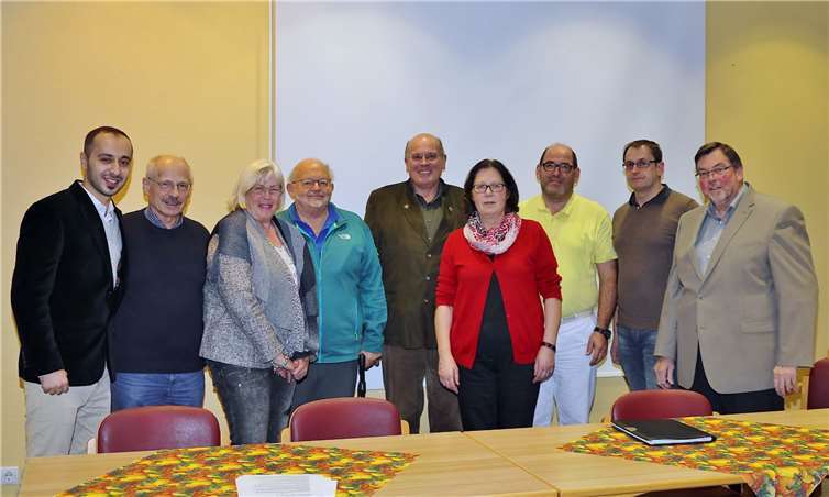Vorsitzender Bernd Schiffarth (r.) informierte die Anwesenden, darunter (v. r.) Dr. Holger Benscheid, Dr. Reinhard Schneider, Martha Sesterheim,  Alfred Pitzen, Dr. Werner Spira, Renate de Temple und Dr. Gerhard Aymanns.  UM