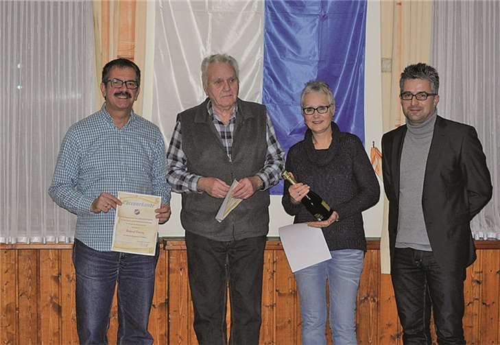 Vorsitzender Bernd Sonne mit den geehrten Mitgliedern, von links: Roland Döring, Helmut Sommerfeld, Waltraud Döring und Bernd Sonne. privat
