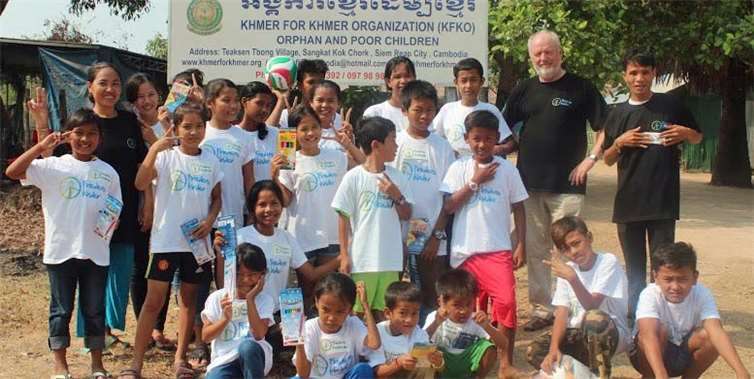 Vorsitzender Bernd Wangelin (Hinten - 2. von rechts) vor dem Eingang der Schule.PSM
