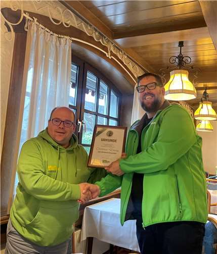 Vorsitzender Björn Flick ernannte Christian Doering zum Ehrenvorsitzenden des Vereins.  Foto: privat