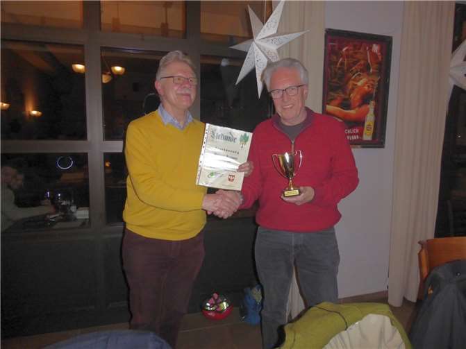 Vorsitzender Carl Verkoyen (li.) gratuliert dem Wanderkönig Helmut Krämer. Foto: Eifelverein Remagen / Udo Volz