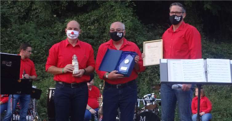 Vorsitzender Carsten von der Lippe zeichnet zwei Jubilare, Klaus und Dirk Arenz aus. Foto: Privat