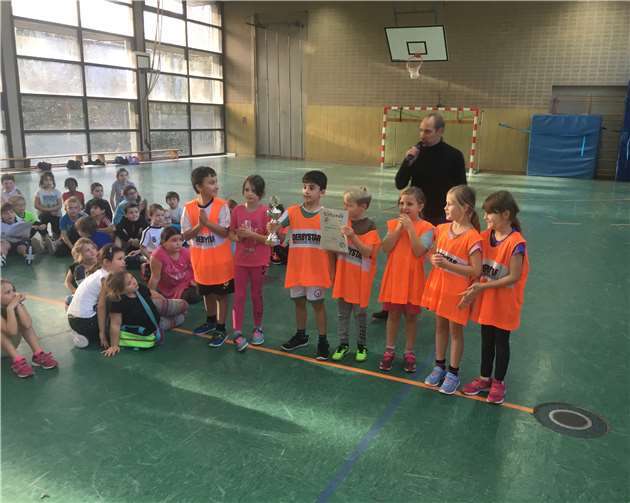 Vorsitzender Christoph Hein bei der Siegerehrung mit den „Großen Adlern“.privat