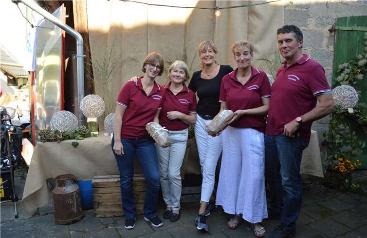 Vorsitzender Clemens Weber mit den fleißigen Bäckerinnen.