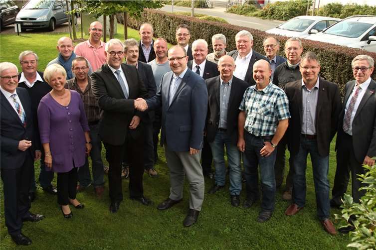 Vorsitzender Detlef Börner gratuliert Mark Scherhag zu seiner Präsidentschafts-Kandidatur Juraschek