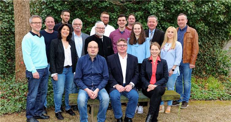 Vorsitzender Detlef Reil (Mitte sitzend) und die Kandidaten für den Gemeinderat freuen sich auf einen geselligen Austausch beim Frühschoppen. Foto: privat