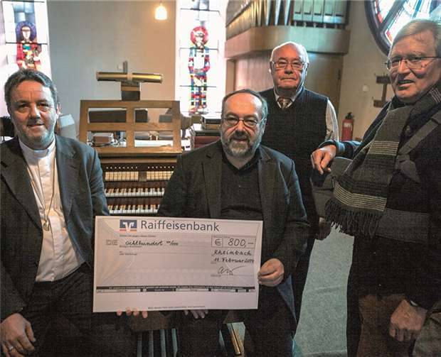 Vorsitzender Dieter Coellejan und Schatzmeister Winfried Barthel überreichten einen Spendenscheck in Höhe von 800 Euro an die Pfarrer Dr. Reinhold Malcherek und Karl-Heinz Steffl für die Renovierung der Wormersdorfer Kirchenorgel.JOST