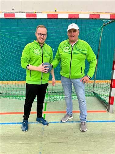 Vorsitzender Dirk Mohr bei der obligatorischen Ballübergabe an Dominik Reimer.  Foto: privat