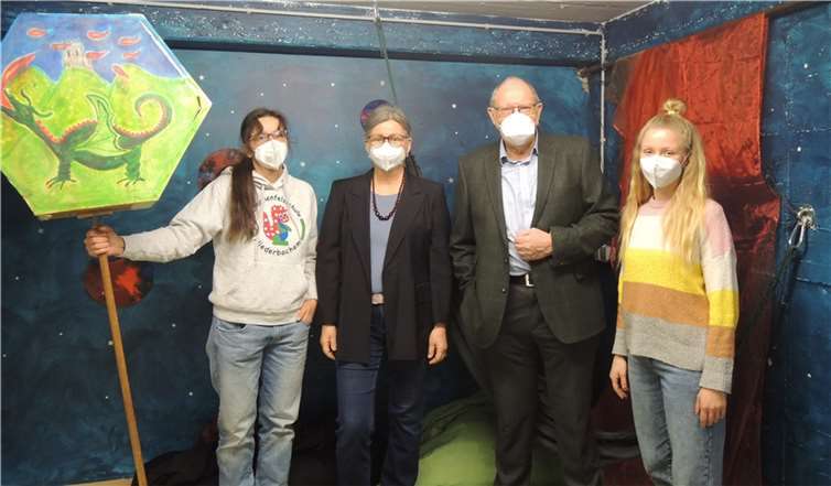 Vorsitzender Dr. Dieter Braun und Ratsmitglied Hilde Philippi (Bildmitte) freuen sich mit OGS-Leiterin Ricky Jäger-Fuhr (links)und Jaqueline Bloem (rechts) über die Spende. Foto: privat