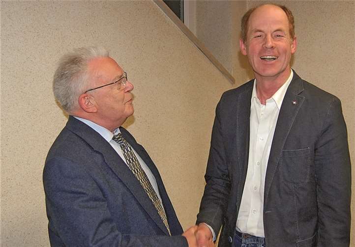 Vorsitzender Dr. Franz Peters gratuliert dem Nachfolger Urlich Liebsch. FA