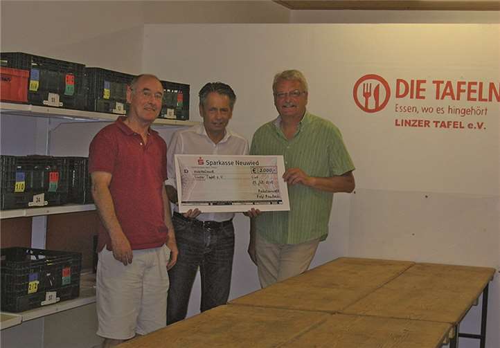 Vorsitzender Dr. Werner Dötsch, RA Rolf Rombach und Schatzmeister Dieter Korf bei der Scheckübergabe. privat