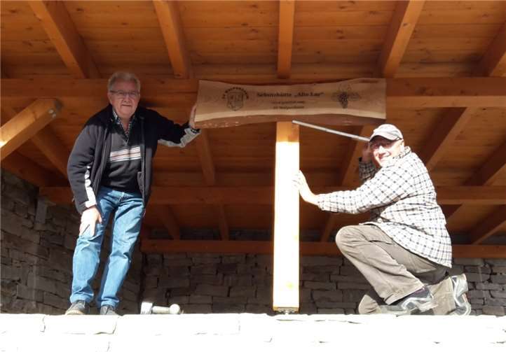 Vorsitzender Edgar Flohe (li.) und Ortsvorsteher Gregor Sebastian beim Anbringen der Infotafel. Foto: privat