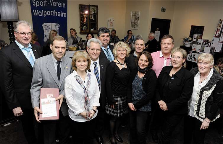 Vorsitzender Edgar Flohe nahm einige Ehrungen vor. FIX