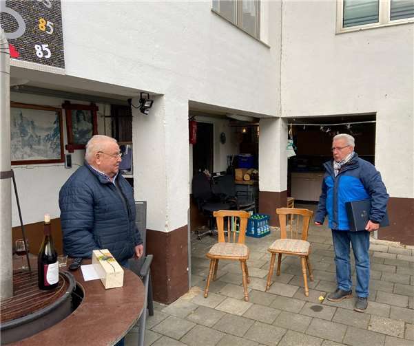Vorsitzender Edgar Flohr (rechts) wünscht auch mit „Abstand“ alles Gute zum Geburtstag. Foto: Olaf Witthaus