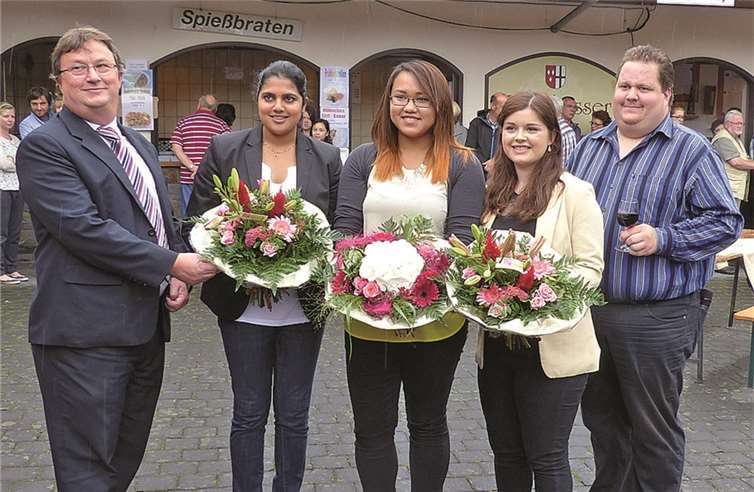 Vorsitzender Edgar Schumacher und Bacchus Florian Schäfer gratulierten Weinkönigin Fan Schumacher sowie den Prinzessinnen Shameena Zedler und Elena Metzinger. WM