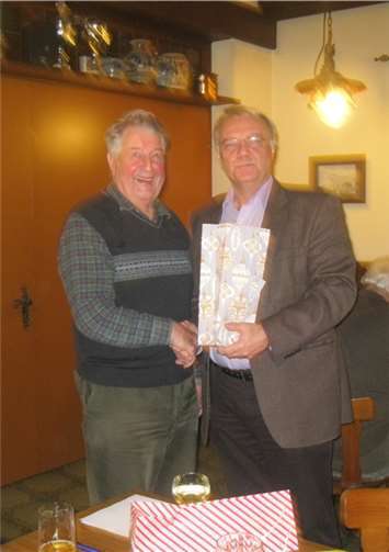 Vorsitzender Erwin Ritterrath (rechts) bedankt sich bei Hermann Jungen für die vorbildliche Probenbeteiligung. privat