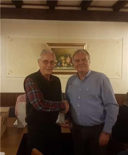 Vorsitzender Erwin Ritterrath (rechts) bedankt sich bei Helmut Lembeck für die vorbildliche Probenbeteiligung. Foto: privat