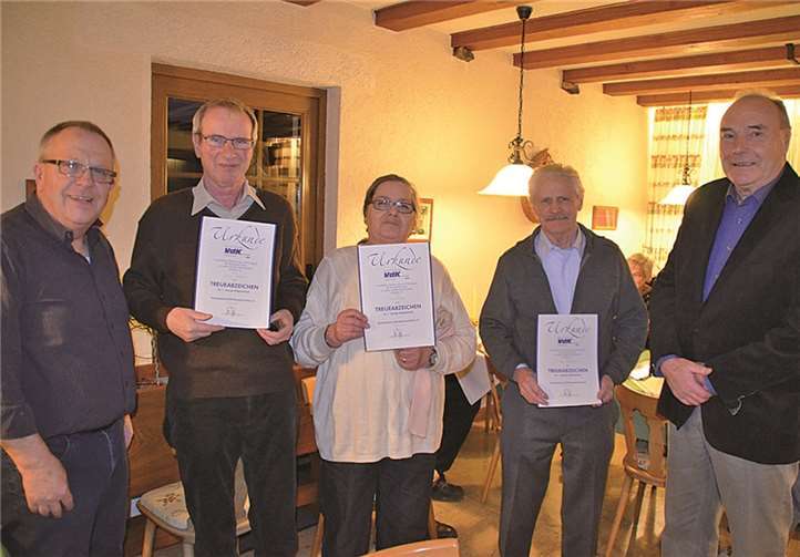 Vorsitzender Ewald Schneiders mit den Vereinsjubilaren. privat