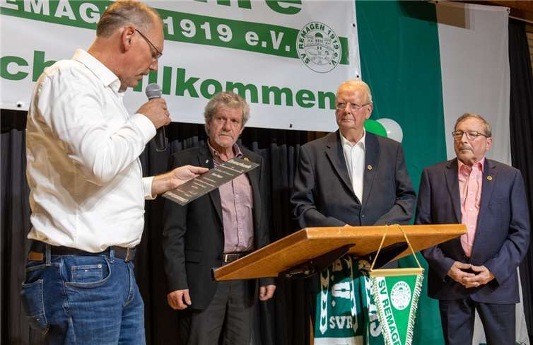 Vorsitzender Florian Gottschalk ehrte in seiner Rede die Großen des Vereins: Hans-Jakob Güttes, Hans „Cem“ Meyer und Paul Schuster (v.l.).Fotos: Tobias Jenatschek