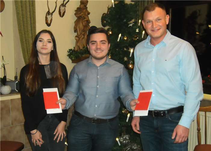 Vorsitzender Florian Kohns überreicht den Neumitgliedern die Parteibücher. Privat